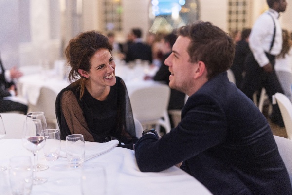 Twee collega's lachen samen op het jaarlijkse kerstdiner