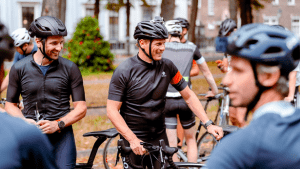 mannen op de fiets tijdens het Vuelta event-min